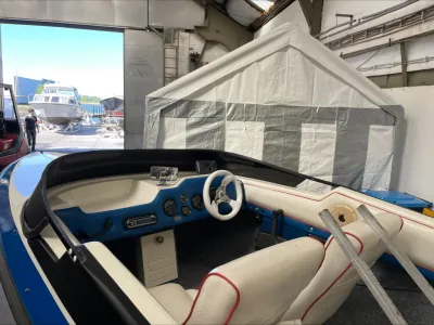 bootcockpit in hal met tent op achtergrond