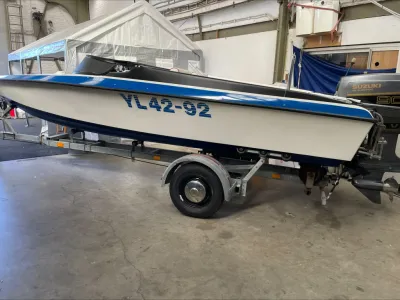 boot op trailer in loods