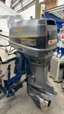 buitenboordmotor in opslagruimte