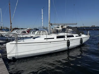 zeiljacht aangemeerd in jachthaven
