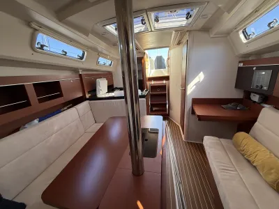 interieur van zeiljacht met salon en kombuis