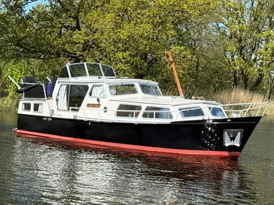 motorkruiser op het water