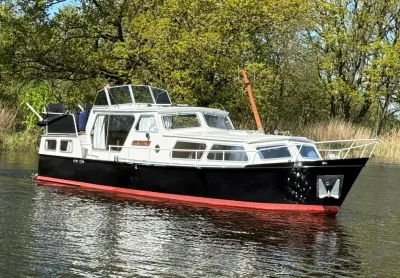 motorkruiser op stil water bij bomen