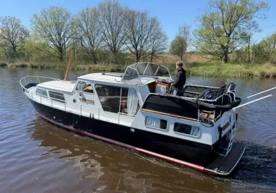 motorkruiser op kanaal met persoon aan dek