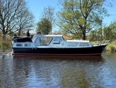motorkruiser op kanaal met bomen