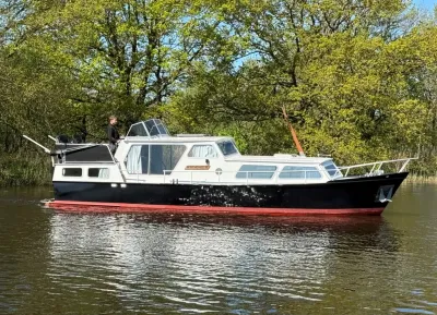 motorkruiser op water met bomen op de achtergrond