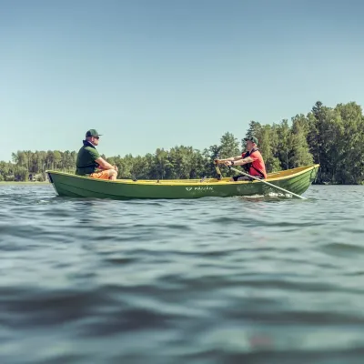 twee mannen in een roeiboot op een meer