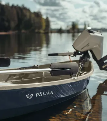 kleine roeiboot met buitenboordmotor op meer