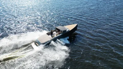 snelboot varend op open water