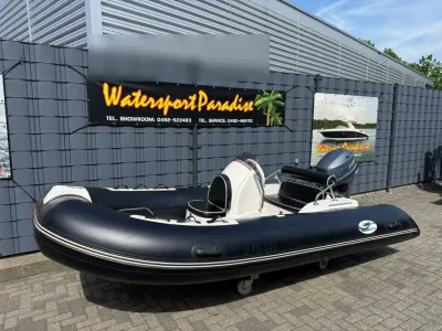 zwarte RIB op parkeerplaats bij showroom