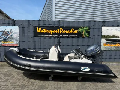 RIB op trailer voor hek met banners