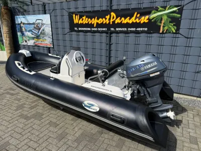 zwarte rib-boot op parkeerplaats