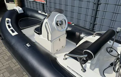 zwarte rib op parkeerplaats met stuurconsole