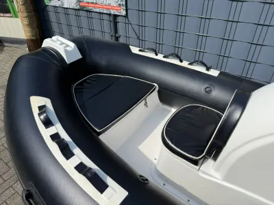 Interieur voorkant RIB met zitkussens