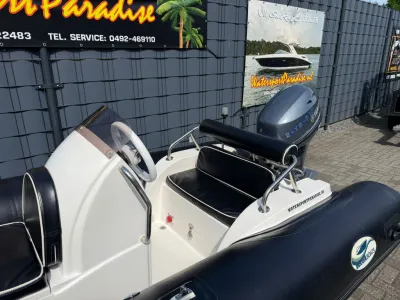 RIB-console en zitgedeelte bij verkooplocatie
