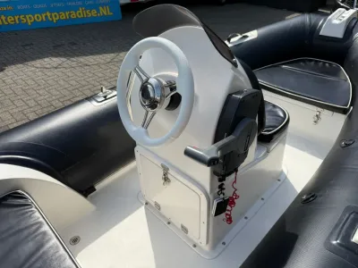 stuurconsole en zitgedeelte van RIB
