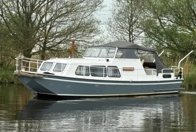 motorboot in het water langs riet