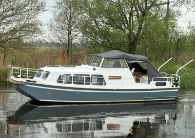 motorjacht varend op rustig kanaal