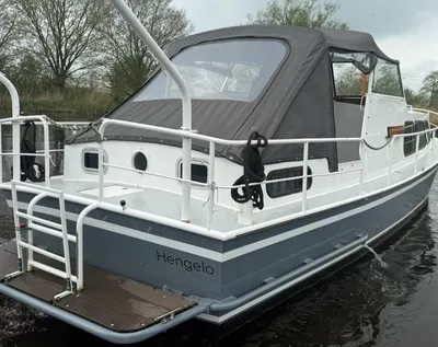 motorkruiser zij-achteraanzicht op het water