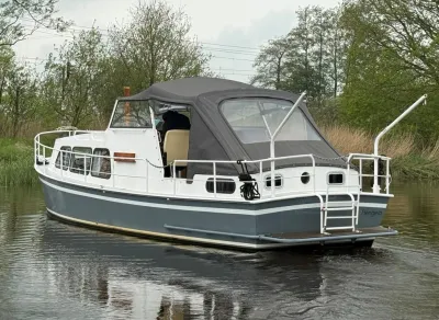 motorkruiser in het water met kap