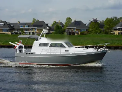 motorboot op het water, zijaanzicht