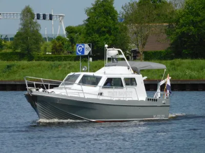 motorboot op kanaal met kuiptent