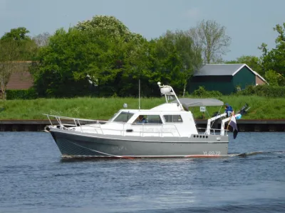motorboot varend op rivier
