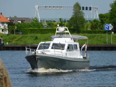 motorboot varend op water bij kade