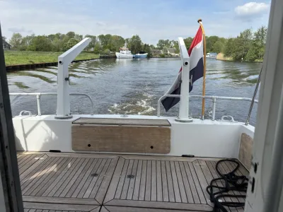 Achterdek met vlag en waterzicht