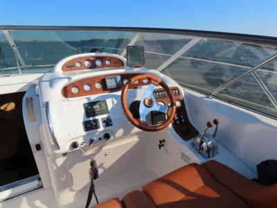 besturing en cockpit van motorjacht