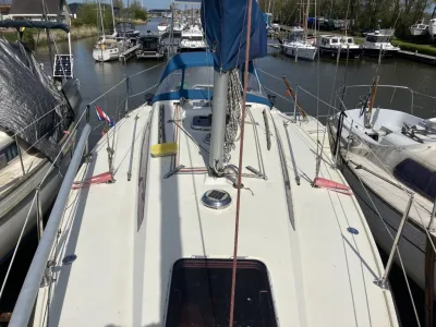 dek van zeiljacht in jachthaven