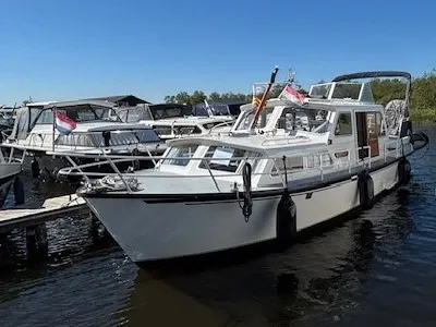 motorjacht aangemeerd in jachthaven