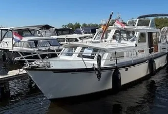 motorjacht aangemeerd in jachthaven