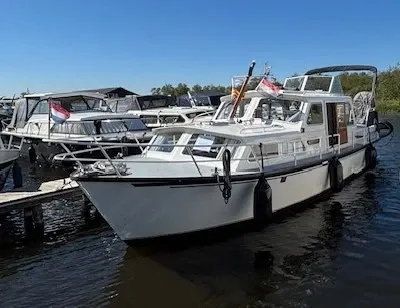 motorjacht afgemeerd in jachthaven