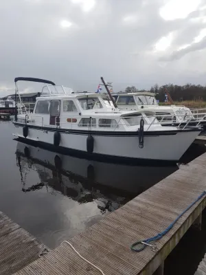 motorjacht aangemeerd in jachthaven