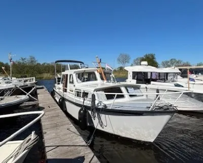 motorjacht afgemeerd bij een steiger