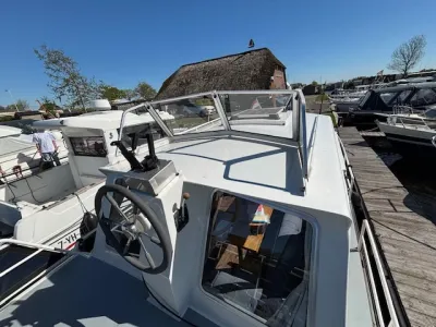 motorjacht afgemeerd bij houten steiger