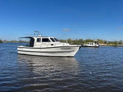 wit motorjacht op rustig water