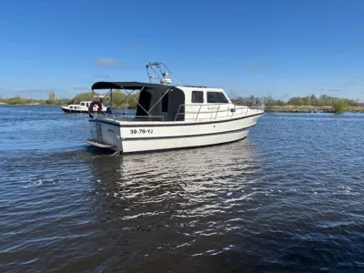 motorjacht op rustig water