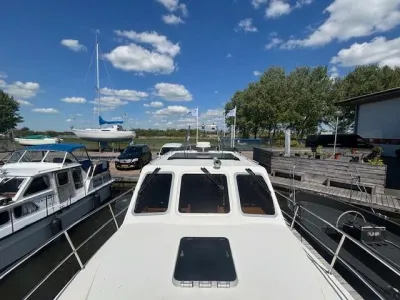 voorkant van motorjacht in jachthaven