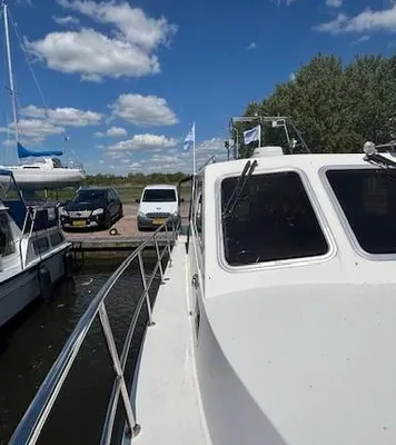 motorjacht afgemeerd naast andere boten