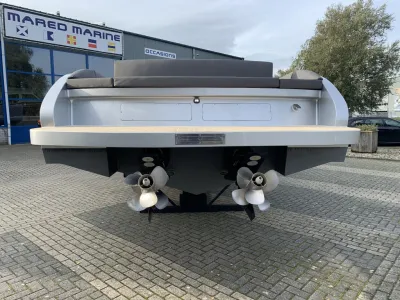achterzijde van boot met schroeven