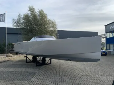 sportcruiser op stellingen in buitenopslag
