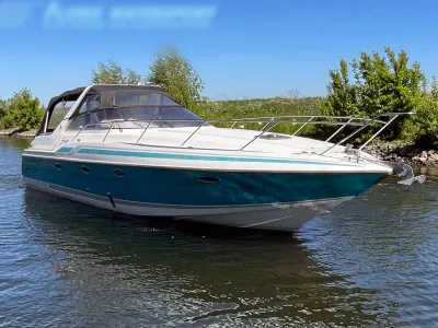 sportcruiser liggend op het water