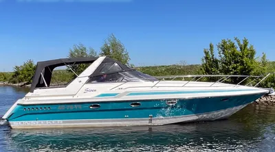motorjacht op het water bij groene oever