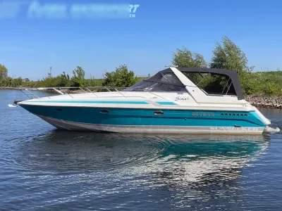 motorboot op het water, zijaanzicht