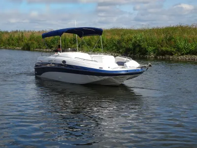 bowrider op water bij graswal