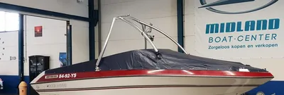 boot in showroom met afdekzeil en wakeboard-tower