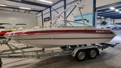 Boot op trailer in binnenhal