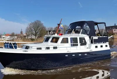 motorjacht op water met dorpsachtergrond